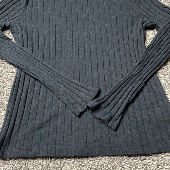 black long sleeve - Picture 2 of 3